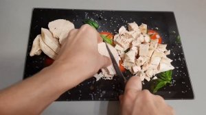 Салат с капустой,куриным филе и консервированным горошком