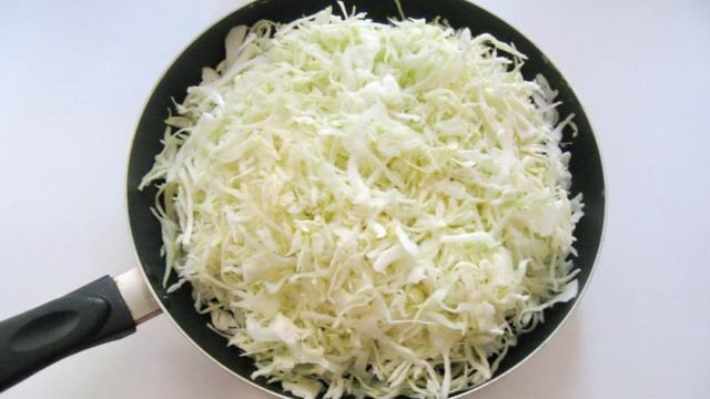 Тушеная капуста с сосисками и салями