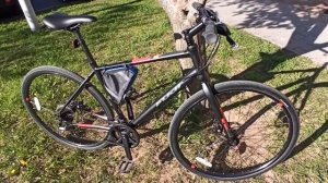 На велосипеде FUJI 2021 FITNESS, модель ABSOLUTE 1.9 USA A2-SL. On the Fuji 2021 Fitness...