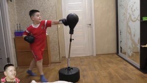 Бью напольную грушу из Декатлона Бокс Дети Тренировка