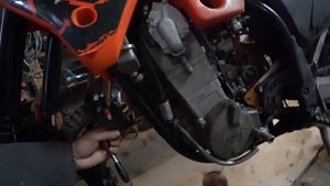 Купил б/у мотоцикл? Смотри что нужно сделать после покупки! Как поменять масло и антифриз в KTM 525