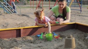 играем с мамой в песочнице