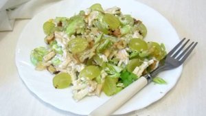 Салат с курицей, виноградом, сельдереем и грецкими орехами
