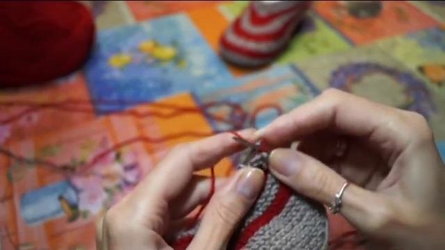 Тапочки одним полотном. Спицы. Справится начинающий.