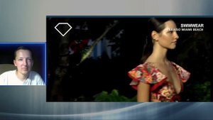 Работа модели на подиуме. Дефиле с точками