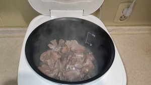 Тушеные Кусочками Свиное Сердце и Свиной Язык Приготовленые в Мультиварке