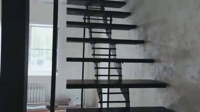Прямая модульная лестница на металлическом каркасе