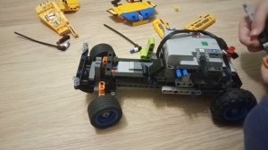 Как построить крутую машинку из лего на ДУ