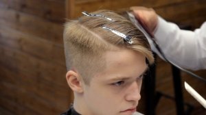 Классическая Стрижка с пробором / Популярная Мужская стрижка 2020 году