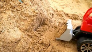 Динозавры T-Rex, экскаваторы и самосвалы объединяются, чтобы найти и спасти коров в песке.
