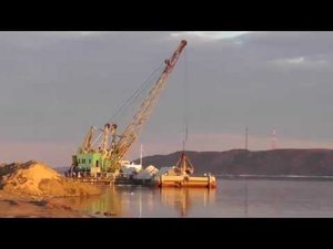 Разгрузка баржи на грузовом причале в Звенигово 19 апреля 2019 года