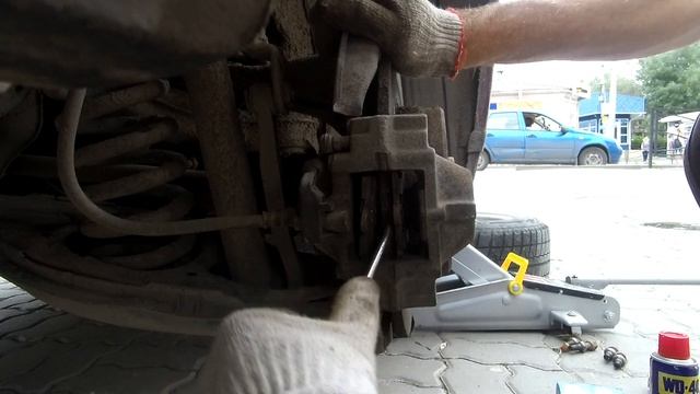 Замена задних тормозных колодок Mercedes W210. Пошаговая инструкция. смотреть онлайн