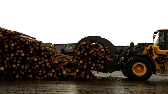 Погрузчики Volvo: перевалка брёвен, приёмы работ, особенности управления.