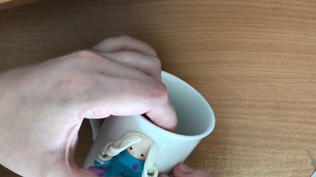Как слепить декор на кружке- Куколку с зайкой из полимерной глины