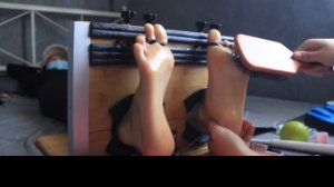 不要再用电动牙刷搔脚了啊!!!Chinese girl super ticklish sweaty feet tickle/Asian woman sweaty soles tickle