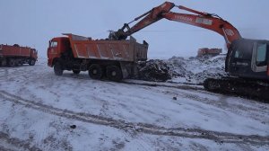 ВЕЗДЕХОДЫ БУКСУЮТ , ТОЛКАЕТ ЭКСКАВАТОР !!! СЕЛЬХОЗНИКИ НЕ ДЛЯ ТАКОЙ РАБОТЫ -ЭТО ФАКТ !!!!