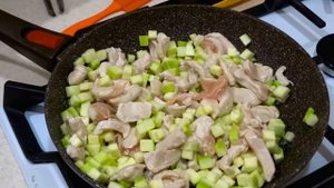 Курица тушеная с кабачком. Ужин на скорую руку. Простая кухня.