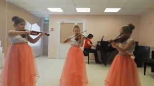 Трио скрипачей Лобанова Алина, Пустовалова Эльза, Кованная Есения. Л.Иштван "Весёлый лагерь"