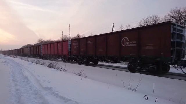 Январская стужа. Тепловозы 2ТЭ10У-0420 и 2ТЭ10У-0419 ТЧЭ-3 Пенза (-III) с грузовым поездом смотреть онлайн
