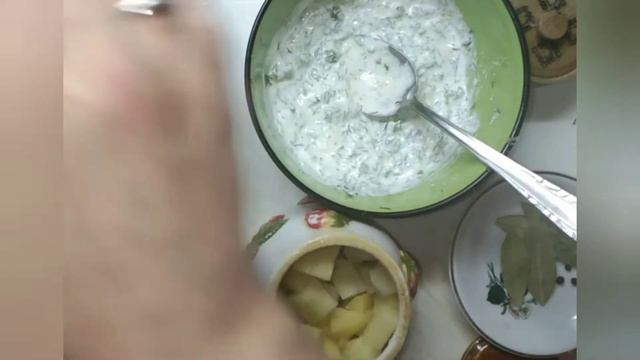 Курица с картошкой в горшочке.