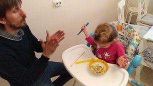 Девочка кормит папу с помощью китайских палочек  😳