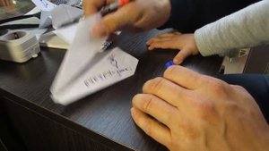 Запускаем самолетик с 9 этажа. Весело провести время с ребенком? Огромный бумажный самолет?