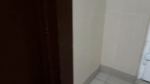 Сломанный пассажирский и рабочий груза-пассажирский лифты МЛМ 2002 года выпуска в плохом состоянии.