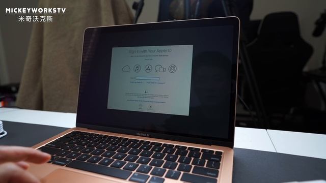 开箱一台我买的MacBook Air 2020，苹果现在最轻的笔记本【MickeyworksTV】 смотреть онлайн