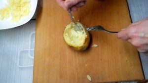 Картофель с начинкой в фольге. Запеченная картошка в духовке фаршированная ветчиной и сыром