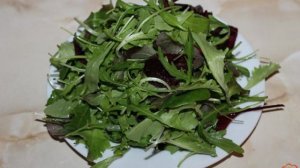 Микс салат с помидорами и кедровыми орехами