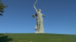 Над Мамаевым курганом тишина