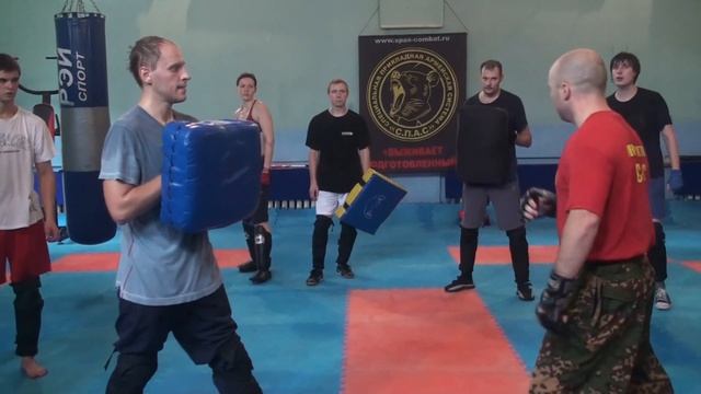 Отработка на макиваре ударов в пах и шею. Очень простая самооборона S.P.A.S.