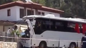 Автобус с пассажирами протаранил несколько автомобилей и перевернулся в Турции. Погибли 2 человека