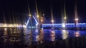 Санкт-Петербург. Развод пролётов Дворцового моста.