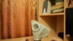 Рассматриваю противогаз и объясняют из чего он состоит.