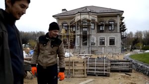 Фриз по краю поля мощения в  два камня колотой брусчатки габро 8 см.