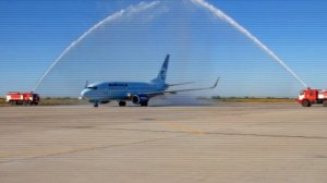 Почему самолеты поливают водяной аркой после приземления