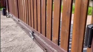 ЗАБОР ИЗ ДЕРЕВЯННОЙ ИМПРЕГНИРОВАННОЙ ДОСКИ. ОТКАТНЫЕ ВОРОТА