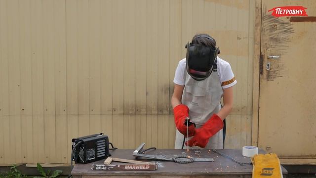 Подросток делает настольную лампу своими руками / DIY с «Петровичем»