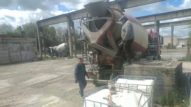 РАБОТА НА МИКСЕРЕ ЧИСТИМ ОТ БЕТОНА