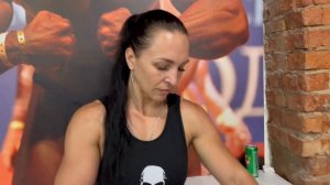 Измерям рамер бицепся у многократной чемпионки мира по подъему штанги на бицепс Инны Подошевкиной