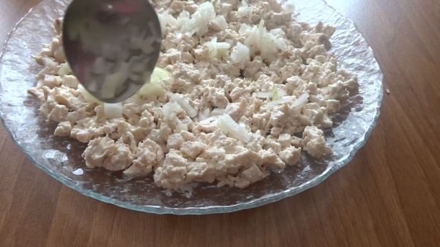 Очень вкусный слоеный салат "Белоснежка" из курицы с яблоком