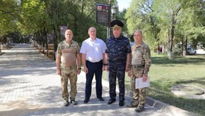 Начальник ГУ МВД России по СКФО Сергей Бачурин передал ключи от автомашины для бойцов в зону СВО
