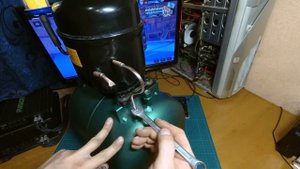 Компрессор из компрессора от холодильника и баллона от фреона