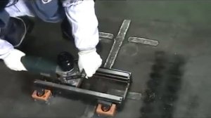 Работа ручного фрезера по металлу на направляющих GTB-2100LS