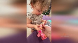 Дочка Натальи Фриске Луна открывает новогодний подарок!