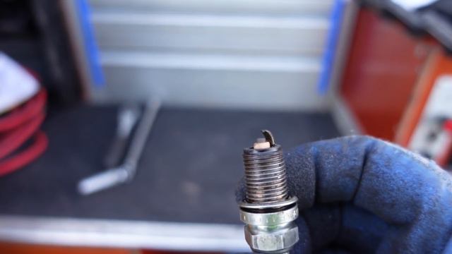 ROBERT duikt onder de motorkap van TRILLENDE Peugeot 206 | Wegenwacht vlog смотреть онлайн