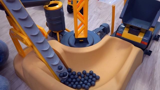 Funny Kids купили САМЫЙ БОЛЬШОЙ Конструктор! Unboxing and assembling the GIANT Construction for kid