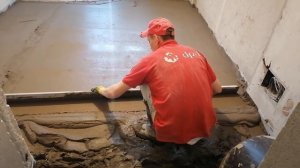 Стяжка пола с микрофиброй и сеткой. Как залить стяжку чтобы не трещала. Выравнивание пола по маякам