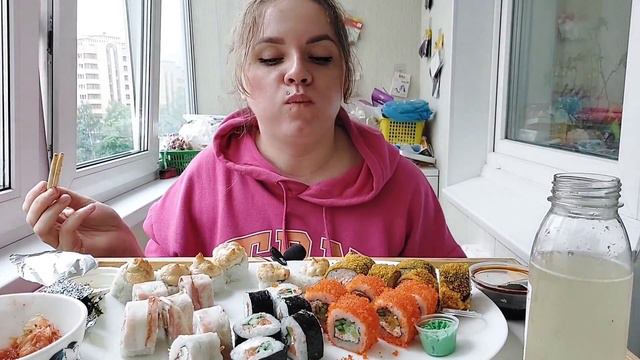 Мукбанг роллы сет апрельский, кимчи, имбирный лимонад #мукбанг #фудблогер #мукбангроллы смотреть онлайн